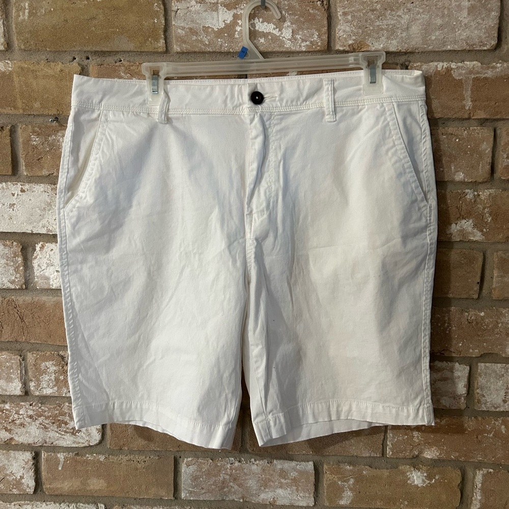 Aeropostale White Flat Front Men's Shorts. Size 38.